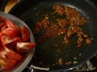 トマトを加えて炒め合わせる。