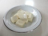 豆腐を食べ良い大きさに切り、電子レンジで温め、（5）をかける。 <br />