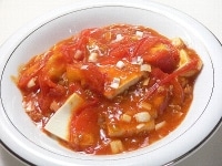 トマトの挽き肉炒めを温めた豆腐にかけたもの。トマトの酸味が爽やかな1品。<br />