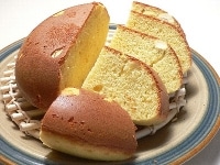 ホットケーキミックスで作った栗入りバターケーキ。栗の代わりにクルミでもいいですし、入れなくてもおいしさは変わりません。