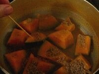 煮立ったらアクをすくい取り、かぼちゃの皮を下にして並べ、砂糖大さじ1と塩1つまみ加え、落し蓋をして中火で煮る。<br />