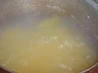 鍋に2Ｌほどの水と粗い岩塩20ｇ程度、オリーブオイル少々を入れて火にかけ、沸騰したらラザニアを2～3枚入れます。やわらかくなったら（3～4分程度）すぐに引き上げ、一枚ずつ布巾などの上に置いてゆきます。<br />