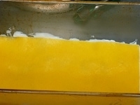 耐熱皿にまず<a href="http://allabout.co.jp/gm/gc/60218/">ベシャメルソース</a>を薄く敷き、ラザニアを重ねます。<br />
<br />