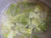 1のキャベツを炒めて、<a href="../7980/">肉汁</a>と水、酒、生姜を加えて煮る。塩、黒コショウで調味する