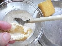 油揚げを沸騰湯で油抜きしてザルに上げ、四角形になるように半分に切って袋状に開く。 すりおろした長芋を箸でかき混ぜてもったりさせ、油揚げにたっぷり詰める。