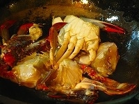 フライパンを火にかけオリーブオイルと渡り蟹・ニンニクを混ぜる