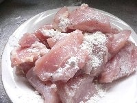 鶏肉を一口大に削ぎ切りし、塩コショウしてワインをまぶして5分おき、小麦粉をまぶす。 パプリカは幅1cmに切る。