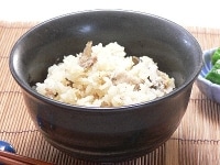 鮎の旨味が、お米の一粒一粒に染み込んだ、焼き鮎の炊き込みご飯。<br />