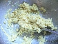 （芋110gに対して）バター7g、砂糖15g、牛乳30gを加え、フォークで練り混ぜる。
