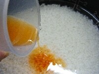 白米は研いで、分量の水に天然着色料を混ぜて加えてひとまぜし、普通に炊く<br />