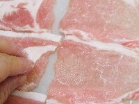 豚薄切り肉は半分に切り、両面に塩コショウをする