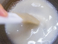 ＜牛乳寒をつくる＞鍋に水と粉寒天を加える。混ぜながら沸騰したら、火を弱め砂糖と牛乳を加え混ぜる
