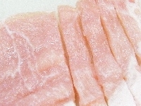 豚肉の薄切りは1cm幅に切る<br />