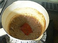 焼いてる間に、鯛の漬け汁を鍋にあけ、豆板醤を加えて火にかけ、少し煮詰める。焼けた鯛にタレを少し塗るかかけるかして、つや良く仕上げる。残りのタレは容器に入れて添え、お好みに応じてかけて食べる。