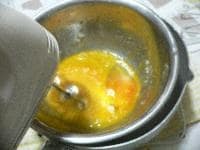 粉は2回ふるっておく。ボウルに卵と砂糖を取り、50℃程度の湯煎にかけながらしっかり泡立てる。