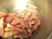 豚肉を6～7ミリ厚に削ぎ切りにし、塩コショウ、酒をふりかけて下味をつける。