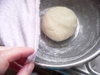 ボールに薄力粉と片栗粉を取って混ぜ、熱湯を注ぎ入れて 箸でかき混ぜ、手でよくこねて（3分間ほど）まとめ、ボウルに濡れ布巾をかけて20分寝かす。