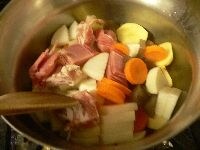 鍋にごま油を熱し、豚肉、大根、にんじん、コンニャク、じゃがいも、さつまいもをじっくり（2～3分間）炒め、酒、水7～8カップ、水切りしたごぼうを加えて強火で煮る。