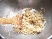 玉ネギはみじん切りにしてバターで炒めてボウルにあけ、フライパンに牛乳を注ぎ入れて洗うようにしてボウルにあけ、パン粉を混ぜて冷ます。