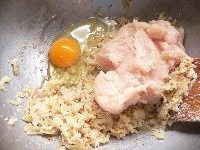 鶏肉はフードプロセッサーで細かいミンチにして（1.）のボウルにあけ、卵、パン粉、塩コショウ、ナツメグ、パプリカを加えて手でしっかりこねる。
