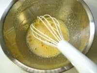 オーブンを予熱170度でセットします。<br />
<br />
ボウルに卵を割りいれ、泡だて器で混ぜます。砂糖を加え、さらに混ぜます。<br />