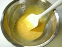ふるった粉を入れ、ゴムベラでよく混ぜ、なじませます。<br />