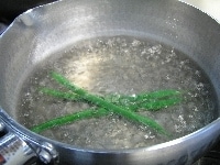 沸騰した湯に塩少々加え、いんげんをゆで、軸を除いて3cm幅に切る<br />