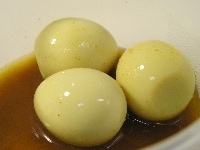 カレー粉、しょう油、水を合わせてよく混ぜ、うずらの卵を漬ける<br />