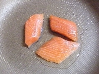鮭は3等分に切り、塩を軽く両面にふる<br />
<br />
フライパンに鮭を並べ、酒を降り、蓋をして中火で2分ほど蒸し焼きにする<br />
&nbsp;