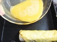 卵液の材料を混ぜ合わせ、フライパンに油をひき、１を芯にして卵焼きを作る
