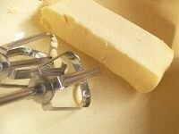 材料を室温に戻しておく。内釜にサラダ油（分量外）をぬっておく。レモンの皮の黄色い部分だけをすりおろす。バターをハンドミキサーか泡立て器でほぐして柔らかくする。