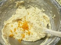 レモンの皮を加えて混ぜ、ゴムベラですくって内釜に入れる。