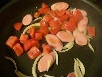 次にたまねぎを入れて炒め、しんなりしたらトマトを入れて炒めあわせ、 塩こしょうする。