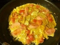 フライパンにサラダ油大さじ1ほど熱し、4を流し入れ、所々を箸で突いて卵液を下に落としつつ形を整え、表面は半熟、フライパンの面はしっかり目に焼く。 <br />