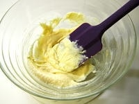 バターと砂糖をゴムベラでよく混ぜます。