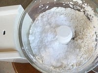 フードプロセッサーに薄力粉、ベーキングパウダー、砂糖を入れて10秒攪拌（かくはん）する。 ※枝豆に塩味がきいていない場合は、塩少々を加える