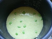 サラダ油をつけたペーパーで内釜を拭き、生地を流し入れる。枝豆を散らして普通に炊く。