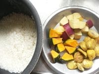 南瓜はさつま芋より少し大きめに切る。栗とさつま芋の水気をきる。米は炊く30分前にといでおく。