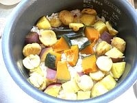 炊き上がったら昆布を取り出し、さっくりかき混ぜる。お茶碗に盛り、お好みで炒り胡麻をふりかける。