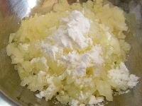 玉ねぎはみじんぎりにし、片栗粉をまぶしよく混ぜ合わせる<br />