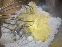 室温に戻したバターを混ぜやわらかくし、砂糖を加えて白っぽくなるまで混ぜる<br />