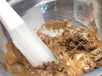 ミルクチョコ、ホワイトチョコを包丁で細かく刻み、湯せん（50℃）で溶かす<br />