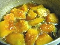 鍋に皮目を下にして１のかぼちゃを敷き、水を入れ沸騰させる。沸騰したらアクをとりながらレーズン、ハチミツを加える <br />