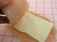 両面に塩コショウをし、スライスチーズを伸ばしたささみの半分側にのせてもう半分側を折りサンドする