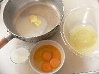小麦粉を2回ふるう。卵は、卵白3個を泡立て用の大きめのボウルに入れ、卵黄3個と全卵1個を小さい容器に入れる。牛乳30ccとバターを加熱用の鍋に入れる。残りの牛乳35ccを容器に入れる。砂糖を40g量っておく。　  <br clear="all" />
