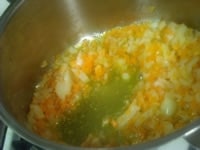 玉ねぎ、にんじん、セロリをみじん切りにし、ニンニクの芯を取り除く。厚底鍋にオリーブオイルとともに入れ、中火で炒める。