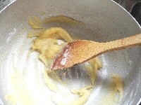 牛乳とバターが入った鍋を中火にかける。バターが溶けて、ぶつぶつ煮立ち始めたら、一気に小麦粉を加え、木ベラですばやくかき混ぜ、粉っぽさがなくなったら火から下ろす。