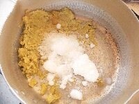 （あん作り）鍋にやわらかくなった芋を入れてつぶし、砂糖加えて弱火にかけて練り、砂糖が溶けたら塩を加えて芋あんを作る。<br />
<br />