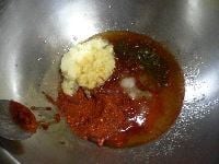にんにく、生姜、玉ねぎをすりおろす。出し昆布はハサミで細かく切る。 粉とうがらし、蜂蜜、砂糖、ナンプラーを混ぜる。