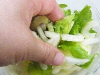 セロリの筋を取り、茎を5mm幅に切り、葉は手でちぎって塩をふり、よく混ぜ込む